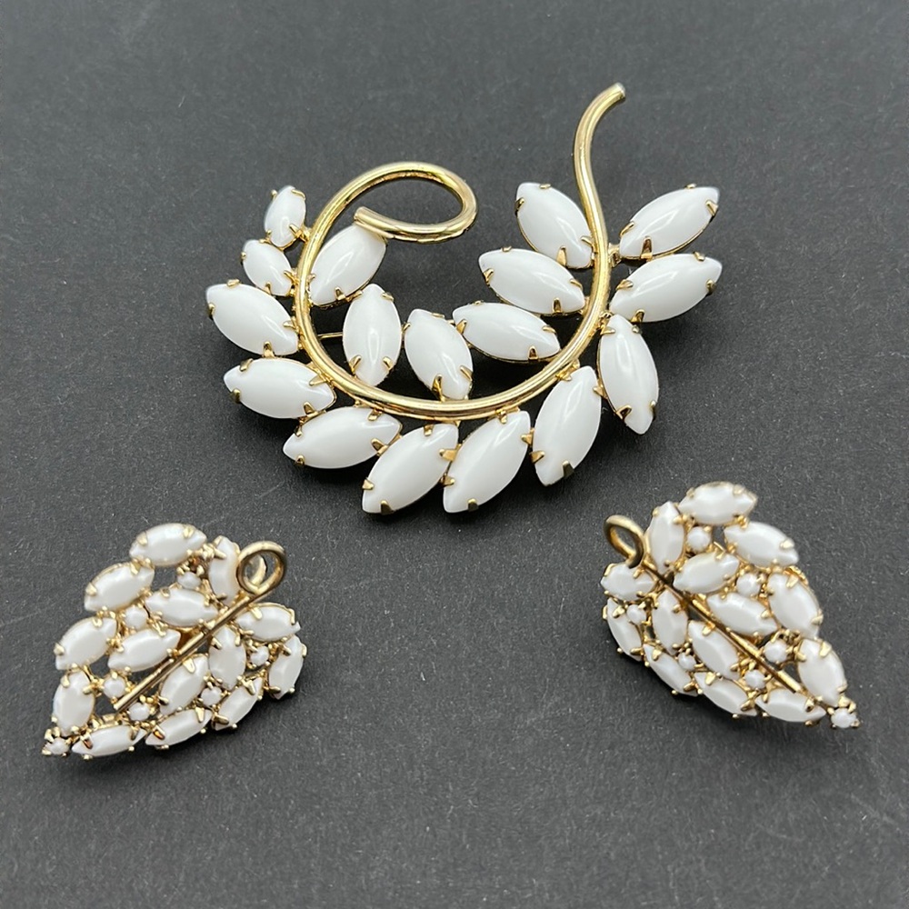 Napier Gold Tone White Milk Glass‎ Buff Navette Rhinestones Swirl Leaf